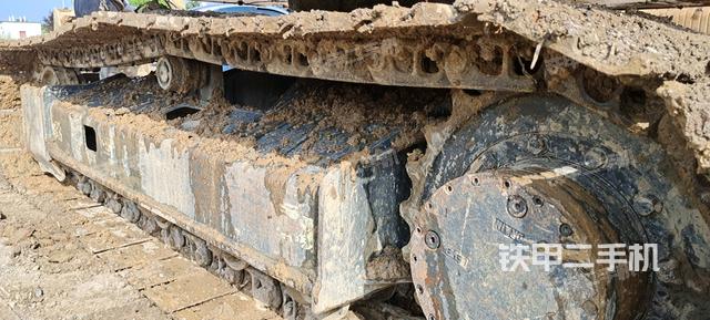 單側(cè)履帶整體(整機(jī)外觀) 單側(cè)履帶整體(整機(jī)外觀)