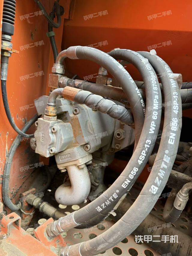 液壓泵艙室正面整體(整機外觀) 液壓泵艙室正面整體(整機外觀)