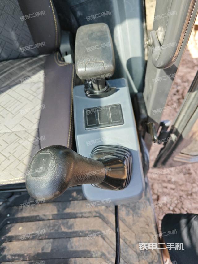 座椅左侧控制台/音响/含左手柄(驾驶室部分) 座椅左侧控制台/音响/含左手柄(驾驶室部分)