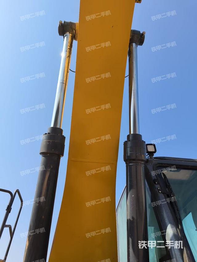 大臂油缸整体 竖拍(工作和回转装置) 大臂油缸整体 竖拍(工作和回转装置)