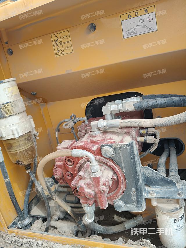 液壓泵艙室正面整體(整機外觀) 液壓泵艙室正面整體(整機外觀)