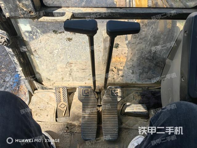 行走控制手柄和踏板?俯拍(駕駛室部分) 行走控制手柄和踏板?俯拍(駕駛室部分)