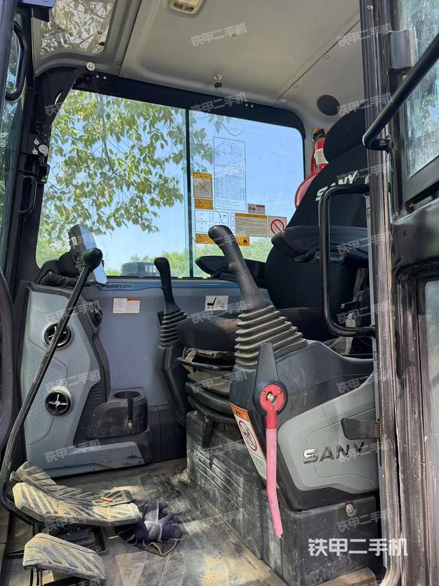 駕駛室整體（整機(jī)外觀）