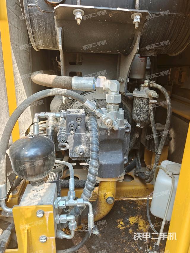 液壓泵艙室正面整體(整機外觀) 液壓泵艙室正面整體(整機外觀)