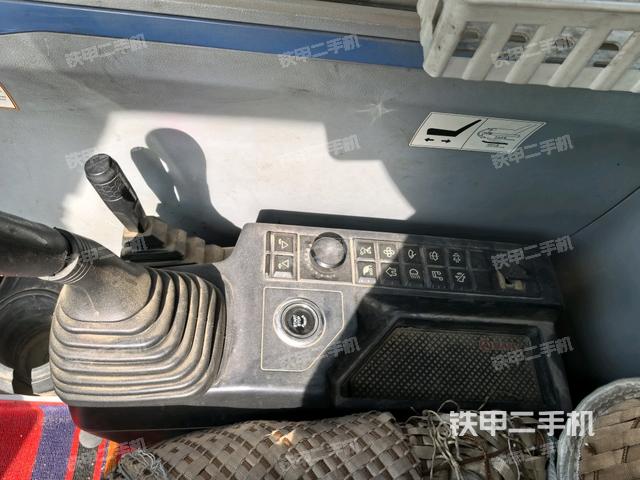 座椅右侧控制台/钥匙门/油门/含右手柄(驾驶室部分) 座椅右侧控制台/钥匙门/油门/含右手柄(驾驶室部分)