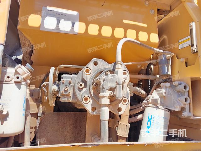 液压泵舱室正面整体（整机外观）