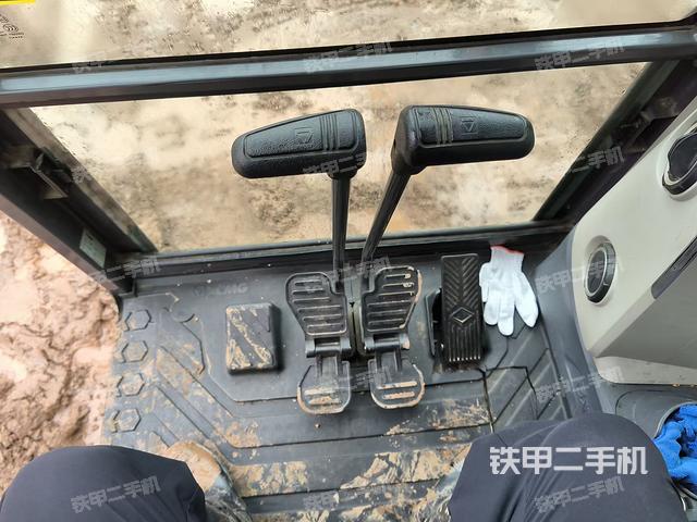 行走控制手柄和踏板?俯拍(駕駛室部分) 行走控制手柄和踏板?俯拍(駕駛室部分)