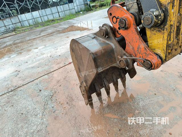 鏟斗右后整體(工作和回轉(zhuǎn)裝置) 鏟斗右后整體(工作和回轉(zhuǎn)裝置)