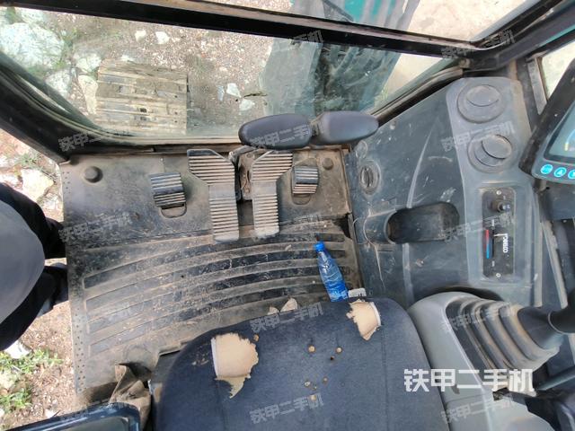 行走控制手柄和踏板?俯拍（駕駛室部分）