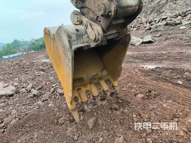 鏟斗右后整體(工作和回轉(zhuǎn)裝置) 鏟斗右后整體(工作和回轉(zhuǎn)裝置)
