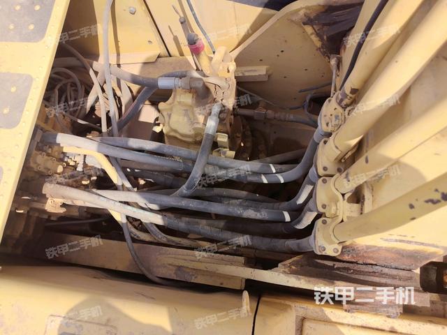 回轉(zhuǎn)馬達和主控閥(整機外觀) 回轉(zhuǎn)馬達和主控閥(整機外觀)