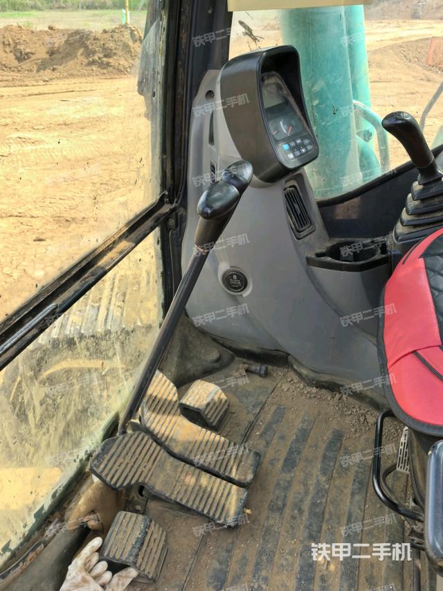 行走控制手柄和踏板?俯拍（駕駛室部分）