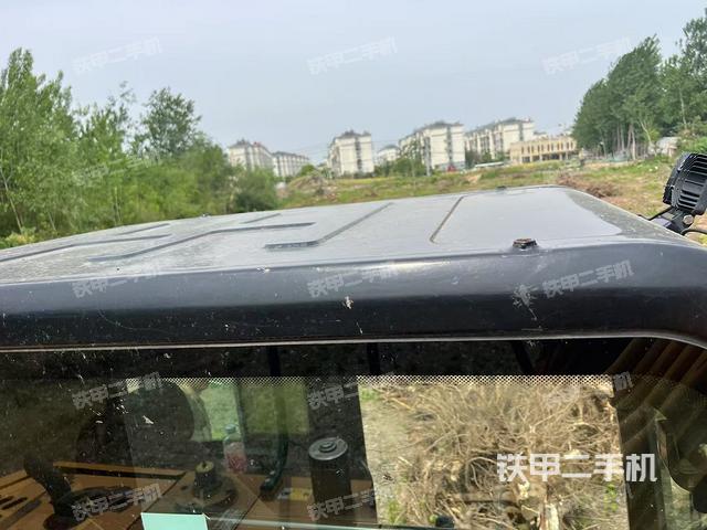 駕駛室頂部(整機(jī)外觀) 駕駛室頂部(整機(jī)外觀)