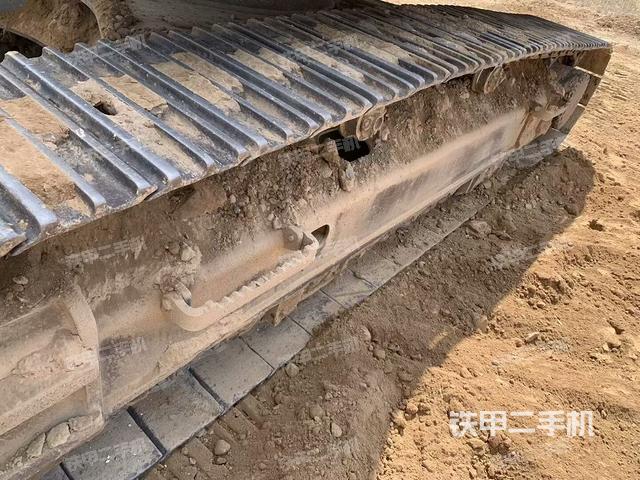 單側(cè)履帶整體(整機(jī)外觀) 單側(cè)履帶整體(整機(jī)外觀)