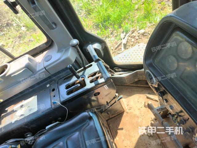 駕駛室右側(cè)全景照(推土機(jī)駕駛室) 駕駛室右側(cè)全景照(推土機(jī)駕駛室)