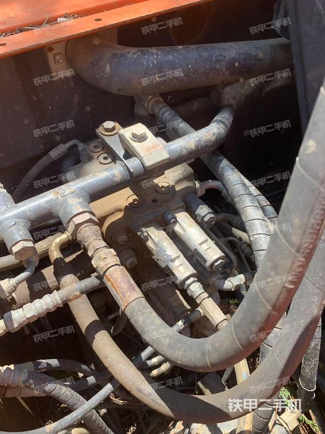 回轉(zhuǎn)馬達和主控閥(整機外觀) 回轉(zhuǎn)馬達和主控閥(整機外觀)