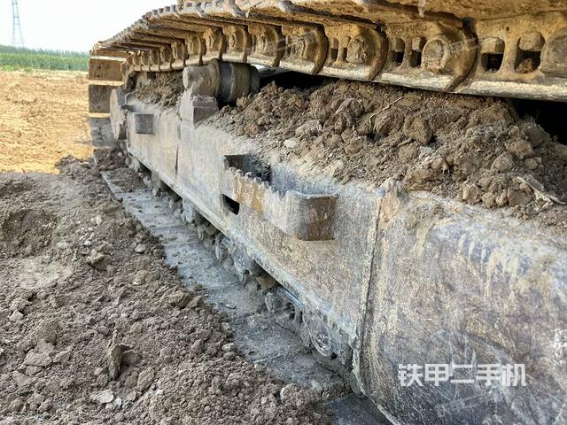 單側(cè)履帶整體(整機(jī)外觀) 單側(cè)履帶整體(整機(jī)外觀)