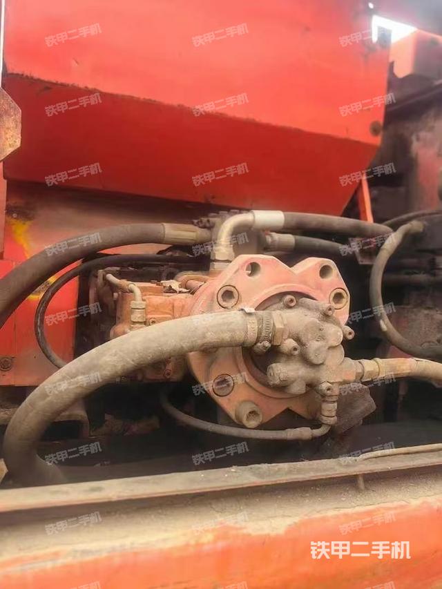 液壓泵艙室正面整體(整機(jī)外觀) 液壓泵艙室正面整體(整機(jī)外觀)