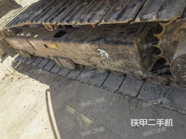 單側(cè)履帶整體(整機(jī)外觀) 單側(cè)履帶整體(整機(jī)外觀)