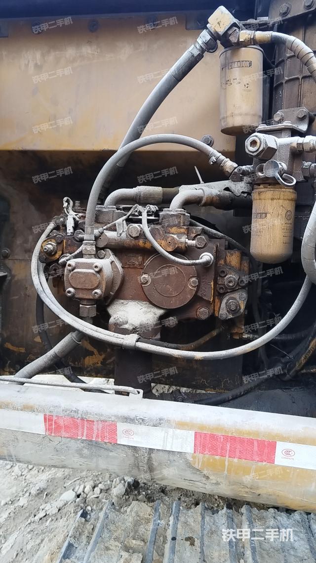 液压泵舱室正面整体（整机外观）