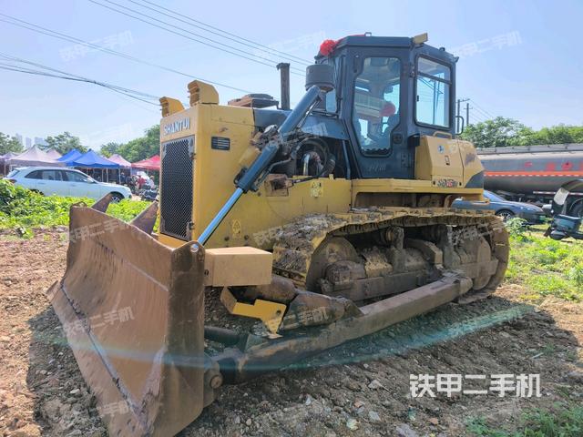 設(shè)備正后全景(推土機(jī)整車(chē)外觀) 設(shè)備正后全景(推土機(jī)整車(chē)外觀)
