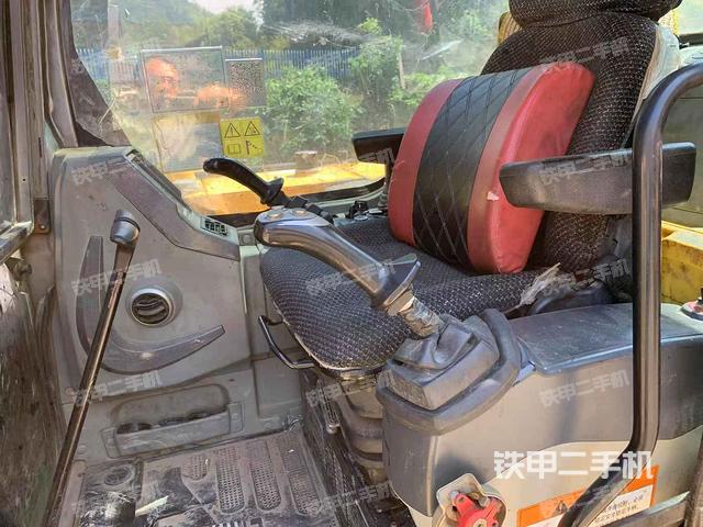 駕駛室整體(整機外觀) 駕駛室整體(整機外觀)