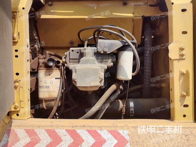 液壓泵艙室正面整體(整機外觀) 液壓泵艙室正面整體(整機外觀)