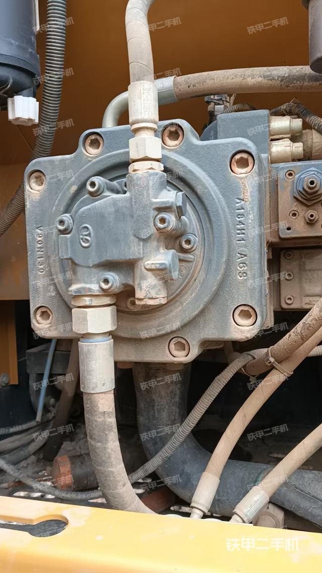 液壓泵艙室正面整體（整機外觀）