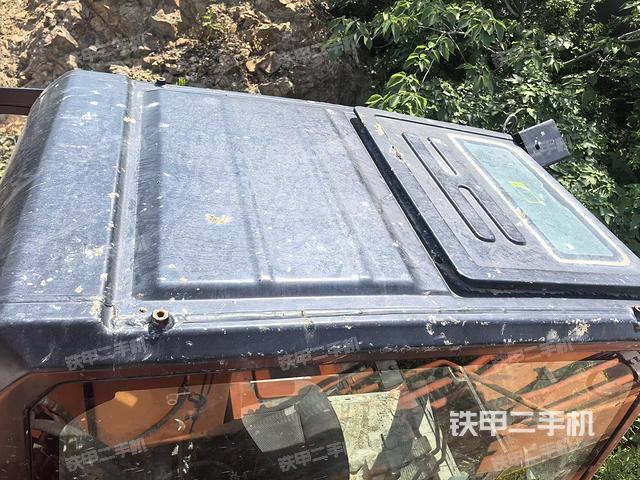 驾驶室顶部(整机外观) 驾驶室顶部(整机外观)