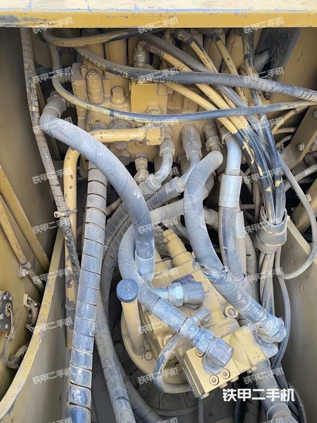 回轉馬達和主控閥(整機外觀) 回轉馬達和主控閥(整機外觀)