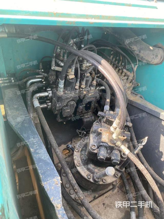 回转马达和主控阀（整机外观）