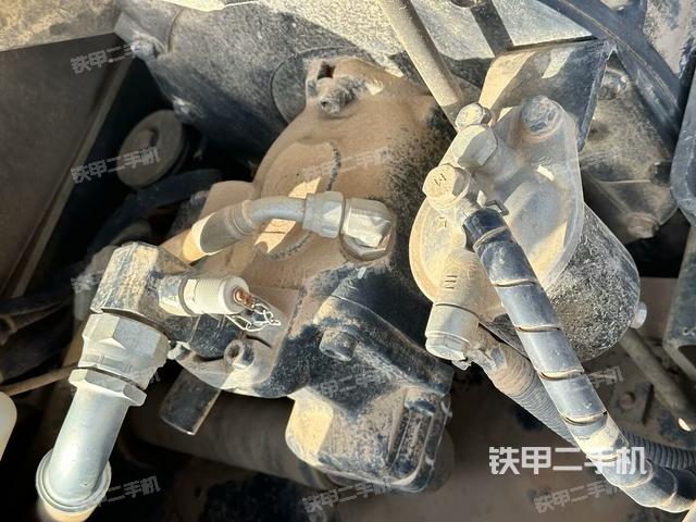 液压泵舱室正面整体（整机外观）