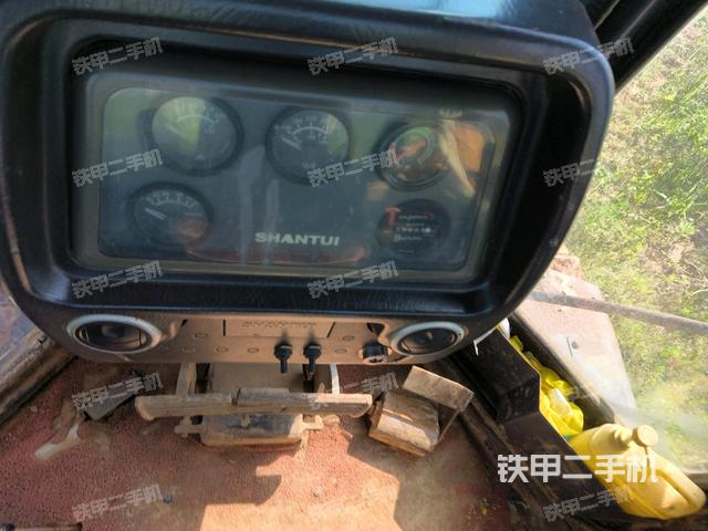 駕駛室內(nèi)部全景(推土機(jī)駕駛室) 駕駛室內(nèi)部全景(推土機(jī)駕駛室)