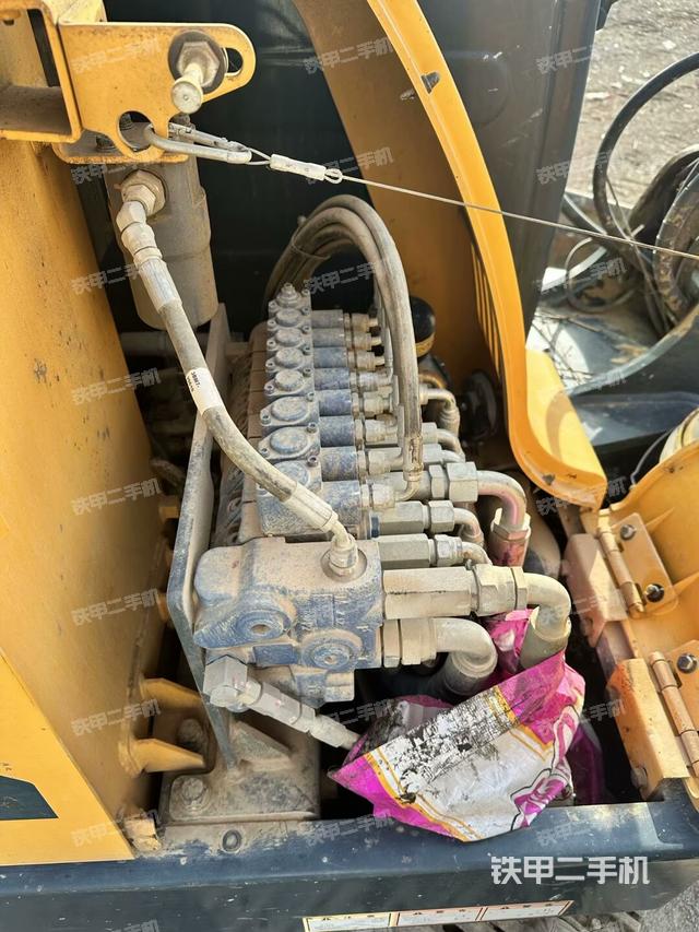 回转马达和主控阀（整机外观）