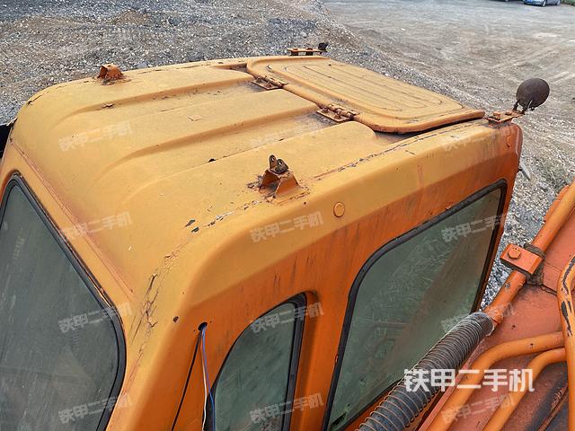 駕駛室頂部(整機(jī)外觀) 駕駛室頂部(整機(jī)外觀)