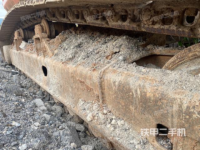 單側(cè)履帶整體(整機(jī)外觀) 單側(cè)履帶整體(整機(jī)外觀)