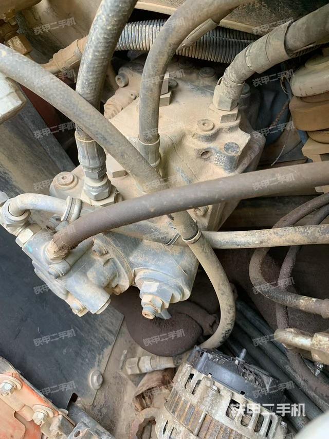 液壓泵艙室正面整體(整機外觀) 液壓泵艙室正面整體(整機外觀)