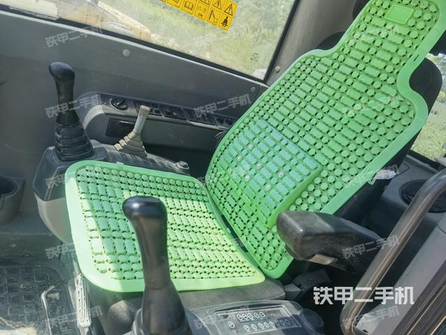 駕駛室整體(整機(jī)外觀) 駕駛室整體(整機(jī)外觀)