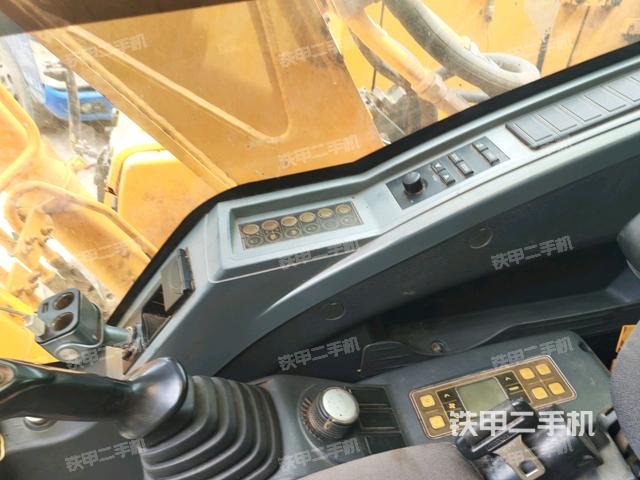 座椅右側(cè)控制臺(tái)/鑰匙門(mén)/油門(mén)/含右手柄(駕駛室部分) 座椅右側(cè)控制臺(tái)/鑰匙門(mén)/油門(mén)/含右手柄(駕駛室部分)