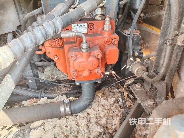 液壓泵艙室正面整體(整機外觀) 液壓泵艙室正面整體(整機外觀)