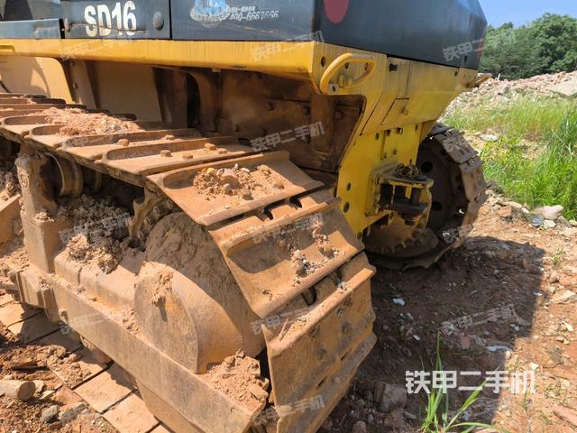 松土器全景(推土機(jī)底盤及工作裝置) 松土器全景(推土機(jī)底盤及工作裝置)