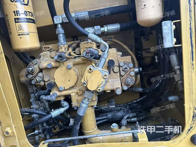 液壓泵艙室正面整體(整機外觀) 液壓泵艙室正面整體(整機外觀)