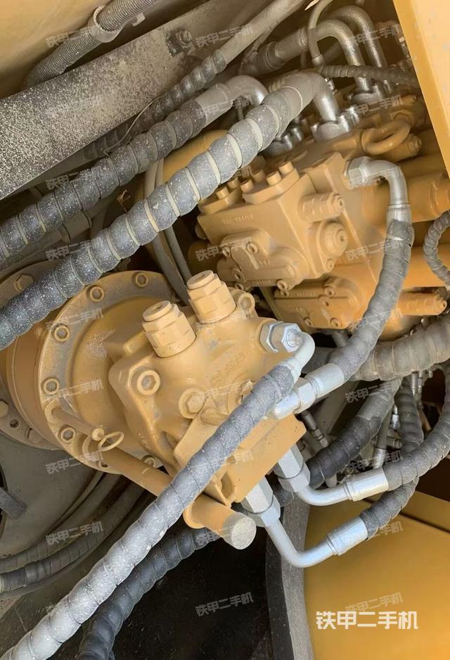 回转马达和主控阀(整机外观) 回转马达和主控阀(整机外观)