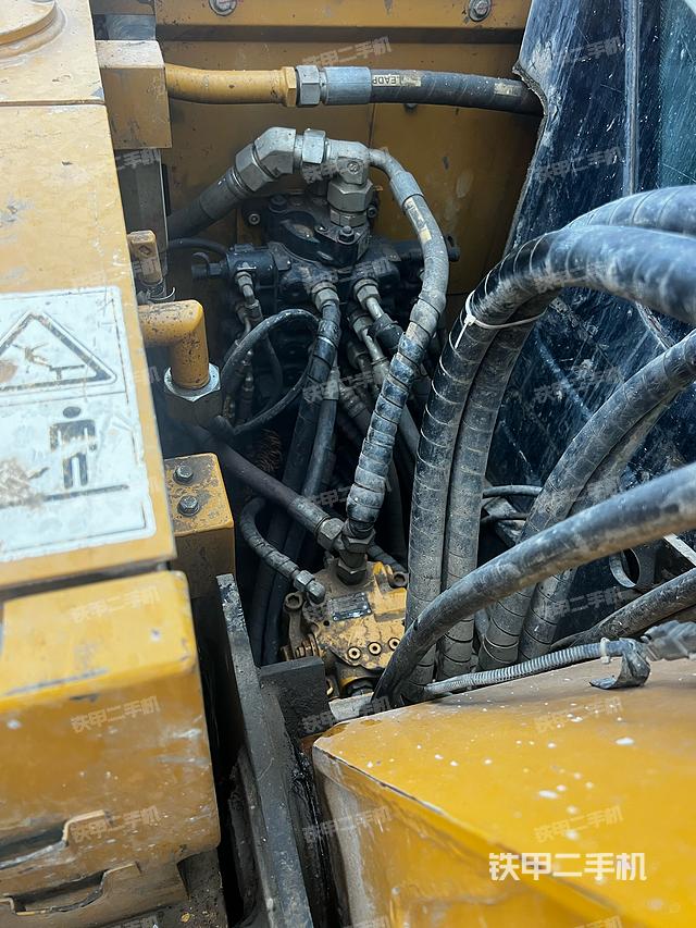 回轉(zhuǎn)馬達(dá)和主控閥（整機(jī)外觀）