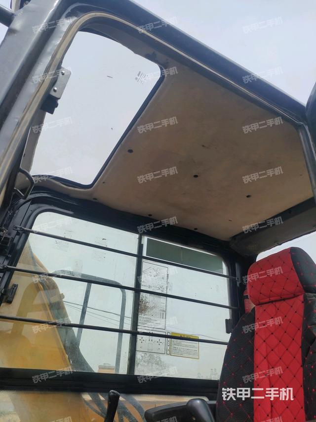 驾驶室顶部(整机外观) 驾驶室顶部(整机外观)