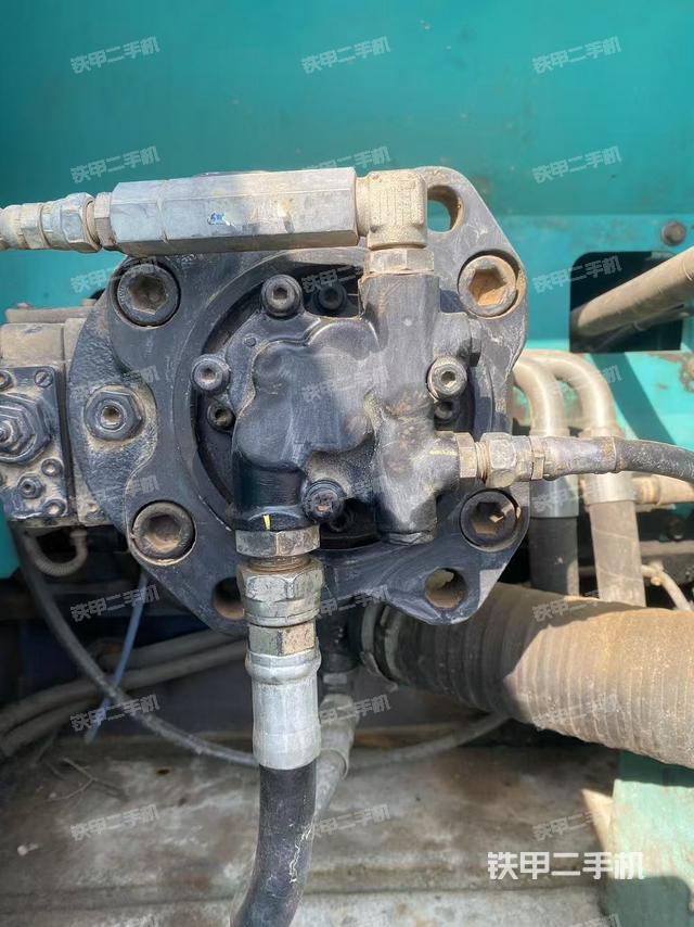 液压泵舱室正面整体（整机外观）