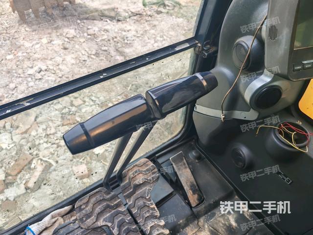行走控制手柄和踏板?俯拍(駕駛室部分) 行走控制手柄和踏板?俯拍(駕駛室部分)