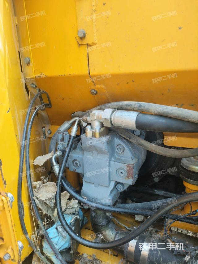 液壓泵艙室正面整體(整機(jī)外觀) 液壓泵艙室正面整體(整機(jī)外觀)