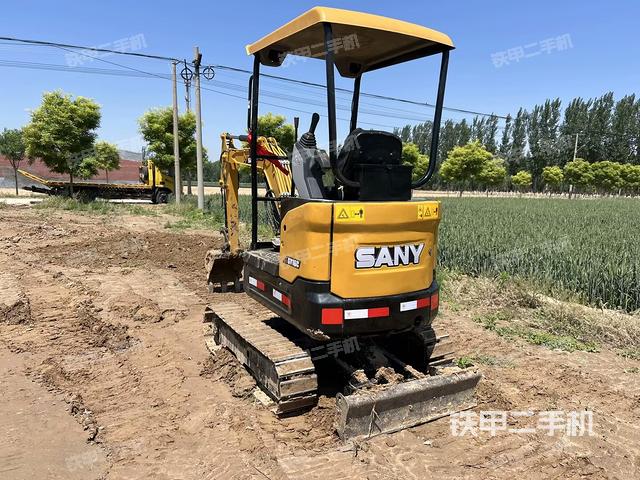 回转马达和主控阀(整机外观) 回转马达和主控阀(整机外观)