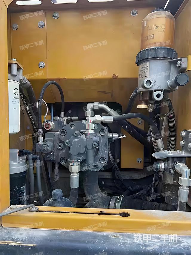 液壓泵艙室正面整體(整機外觀) 液壓泵艙室正面整體(整機外觀)